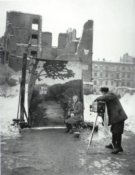 Жизнь продолжается. Фото сделано в Варшаве в начале 1946 год