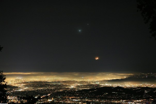 Луна, Венера и Юпитер над ночным Лос-Анджелесом.