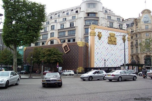 Магазин Louis Vuitton в Париже.