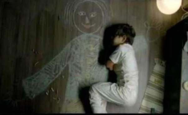 Мальчик из иракского приюта для сирот нарисовал маму и лег