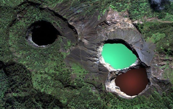 На вулкане Келимуту можно увидеть три разноцветных озера. 