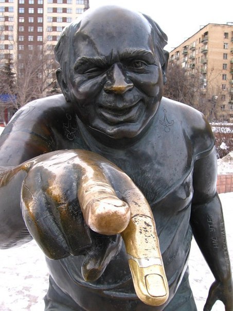 Памятник Евгению Леонову в образе Доцента из «Джентльмено