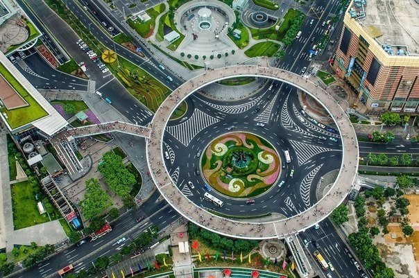 Перекрёсток с круговым движением в Шанхае.