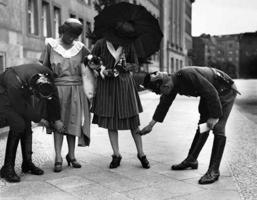 Полиция измеряет длину платьев, Берлин, 1920-е