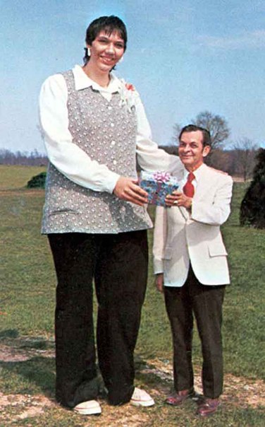 Самая высокая женщина в мире - Сэнди Аллен, родившаяся в Ин