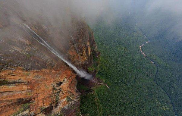 Самый высокий водопад в мире находится в Венесуэле и носит