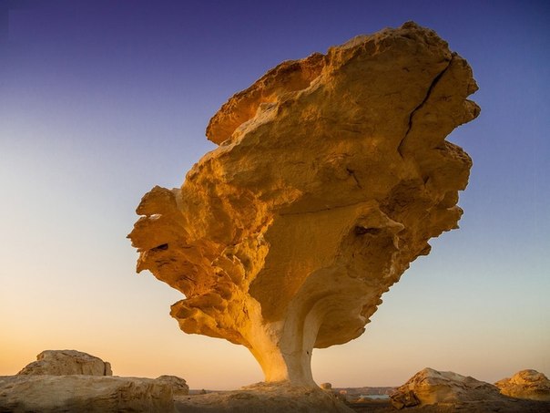 Скала необычной формы в пустыне, Египет.