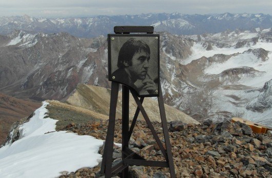 В память о Владимире Высоцком казахский альпинист Марс Са