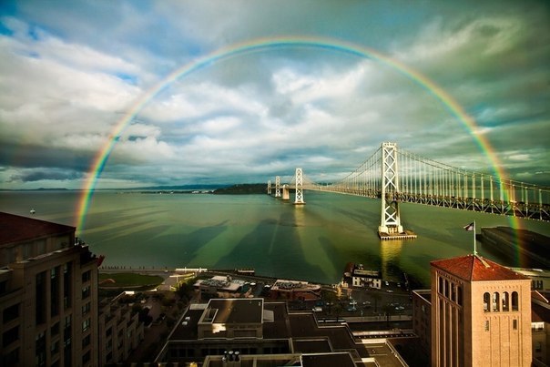 Восхитительное фото радуги в Сан-Франциско над мостом Bay Bri