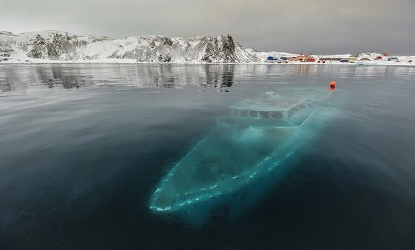 Затонувшая яхта в Антарктике.